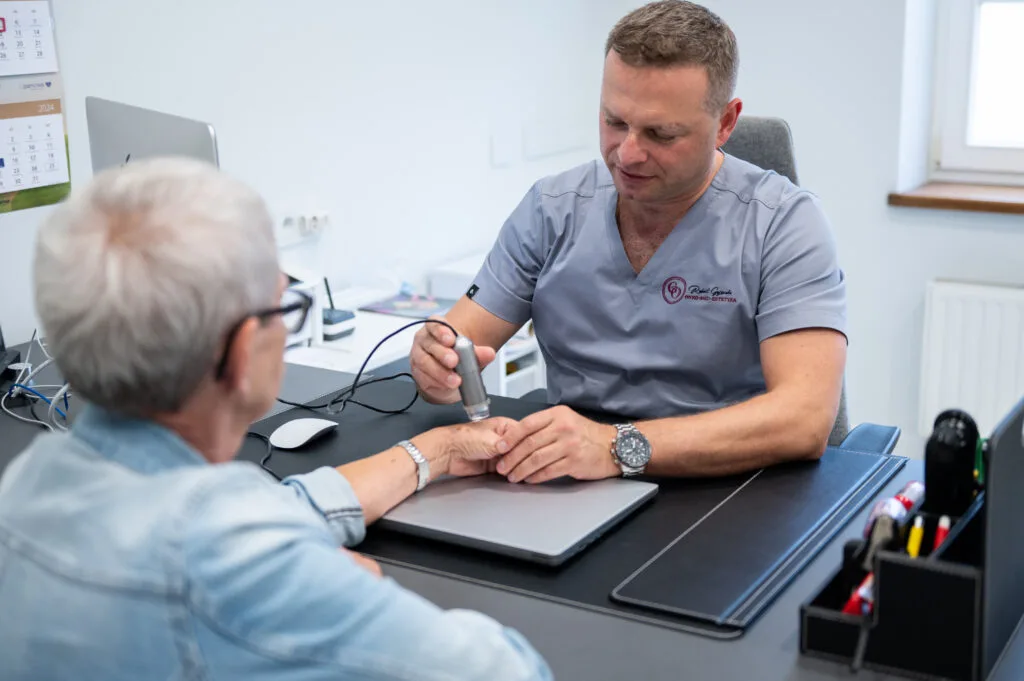 lek. med. Robert Gajewski badający pacjenta