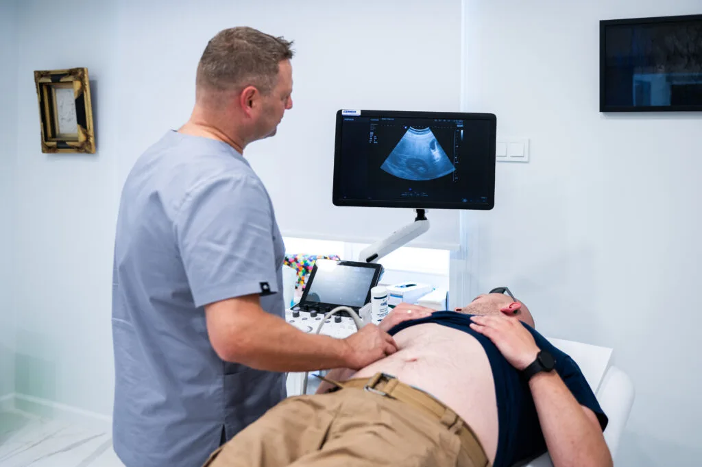 lek. med. Robert Gajewski badający pacjenta podczas konsultacji